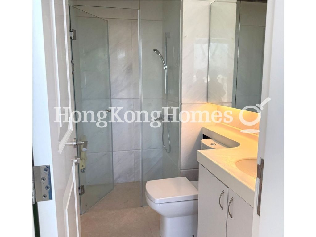 Second Ensuite Bathroom — 晉名峰 - 洋房，沙田
