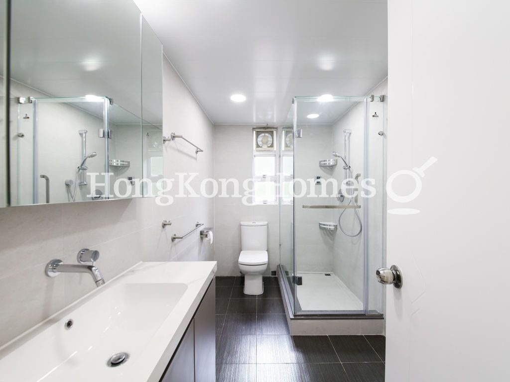 Guest Bathroom — Butler Towers, Jardine's Lookout