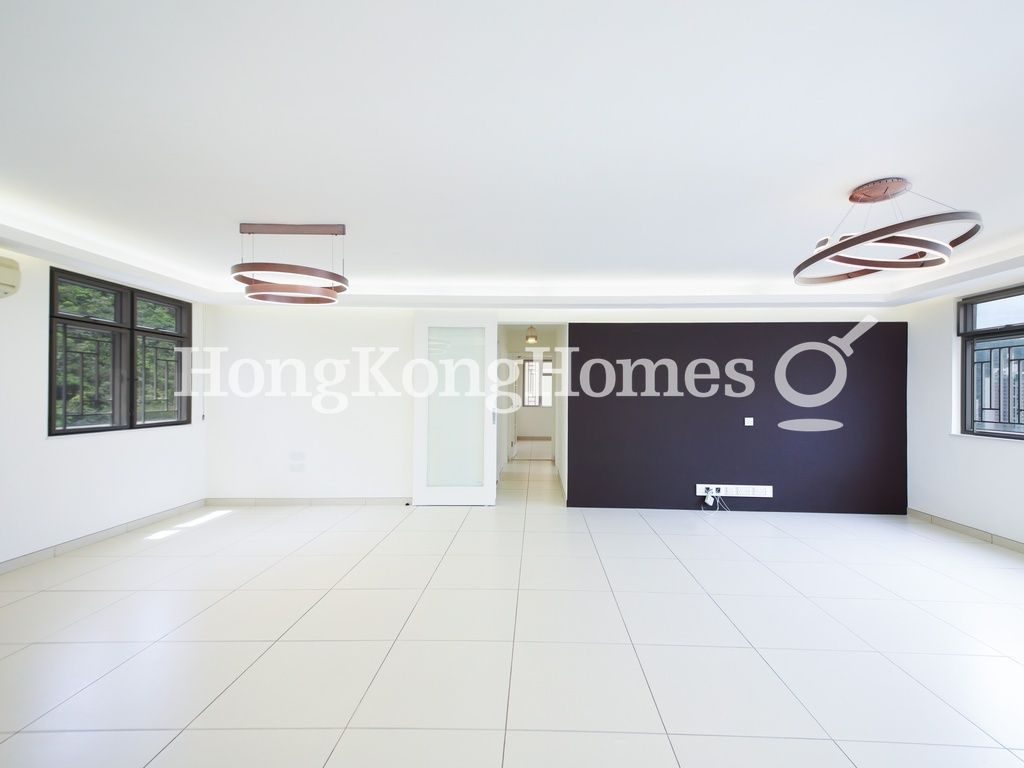 Living and Dining Room — Butler Towers, Jardine's Lookout