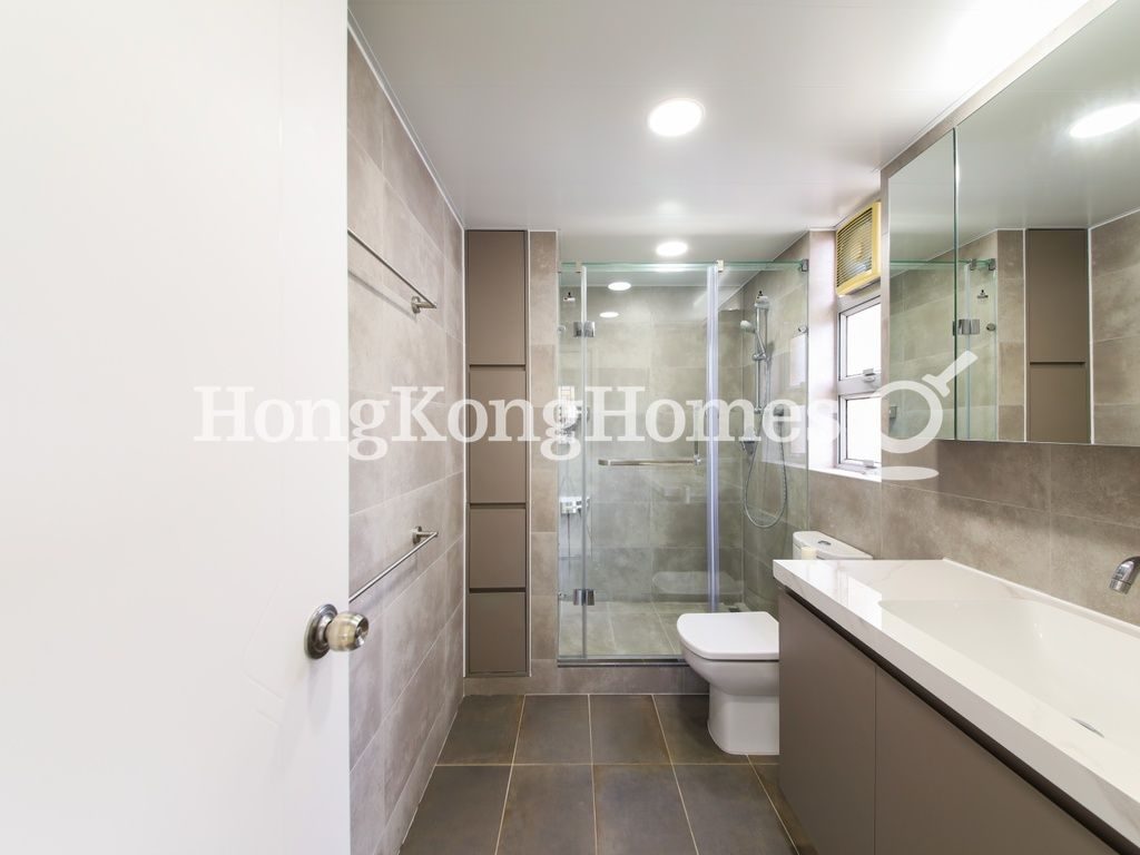 Master Bathroom — Butler Towers, Jardine's Lookout