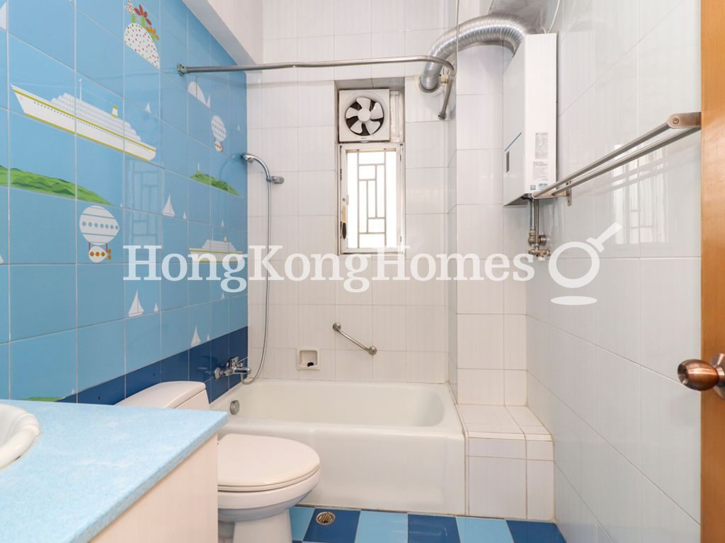 Guest Bathroom — 柏齡大廈，中半山