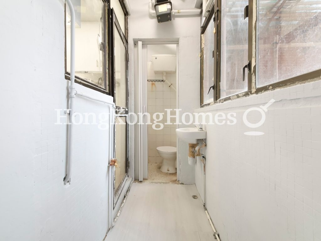 Maid's Room and Washroom — Parkway Court - Block B, Mid-levels West