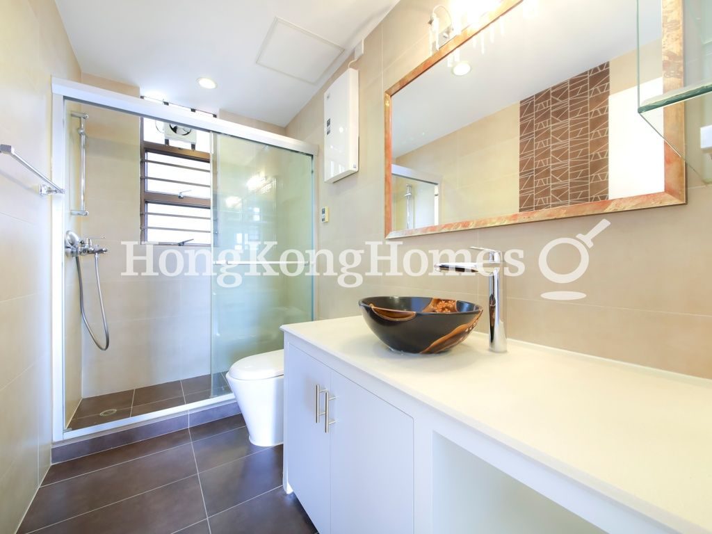Master Bathroom — Parkway Court - Block B, Mid-levels West