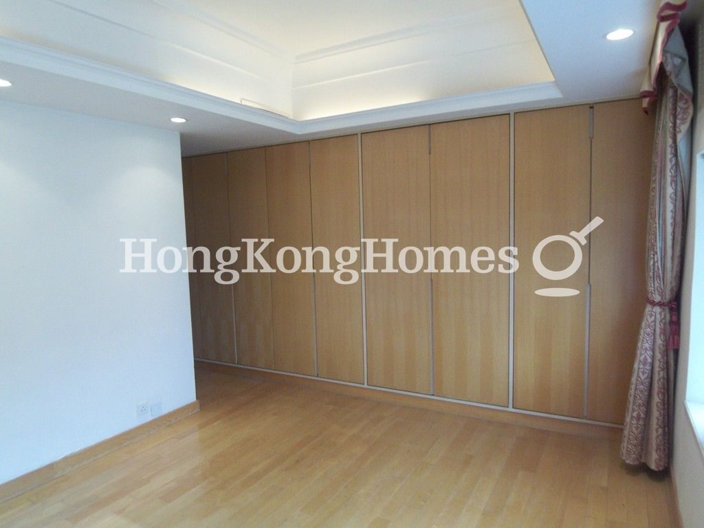Built-in Wardrobe in Master Bedroom — 雲地利台 - B座，跑馬地