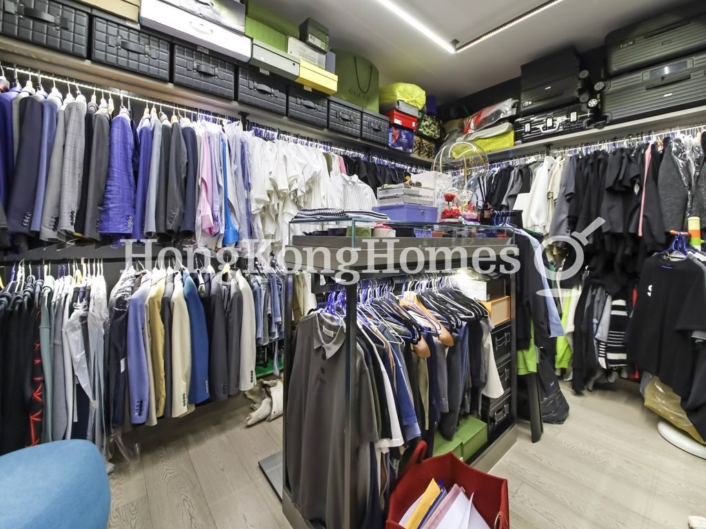 Walk-in Closet in Master Bedroom — 翠屏村 - A座，跑馬地