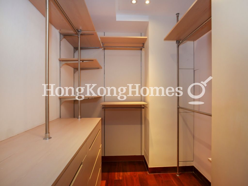 Walk-in Closet in Master Bedroom — 愉富大廈 - A座，渣甸山
