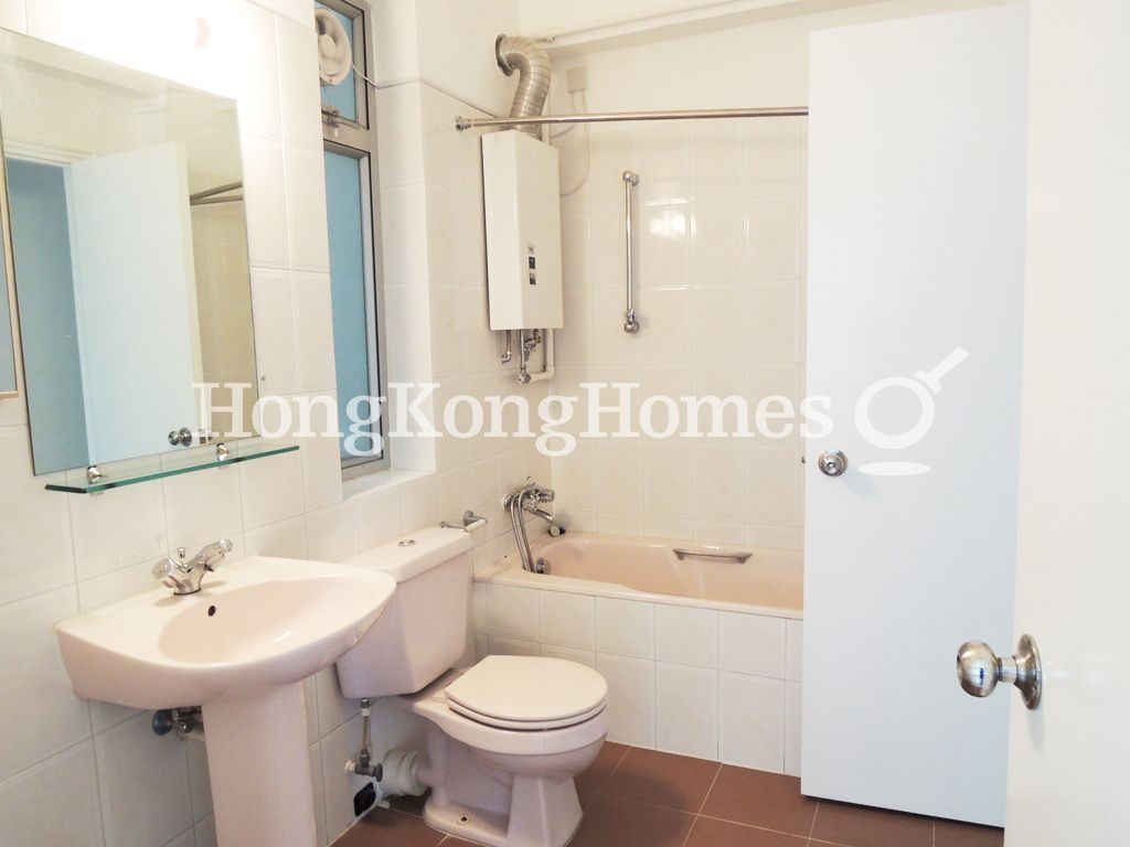 Master Bathroom — 高雲大廈，中半山