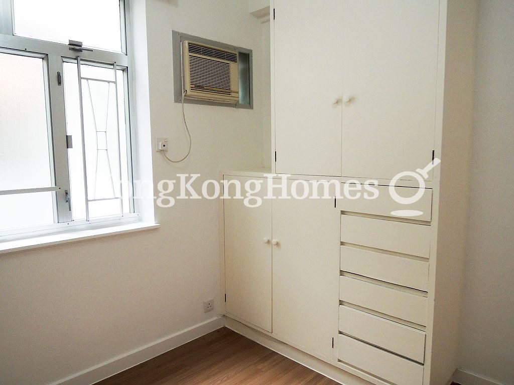 Built-in Wardrobe in 4th Bedrm — 高雲大廈，中半山