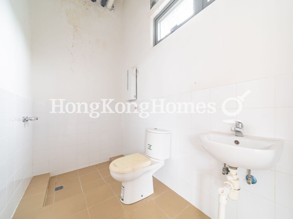 Guest Bathroom — 山景別墅，元朗