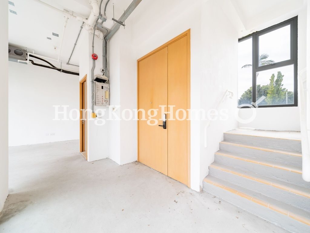 Hallway with Private Lift — 山景別墅，元朗