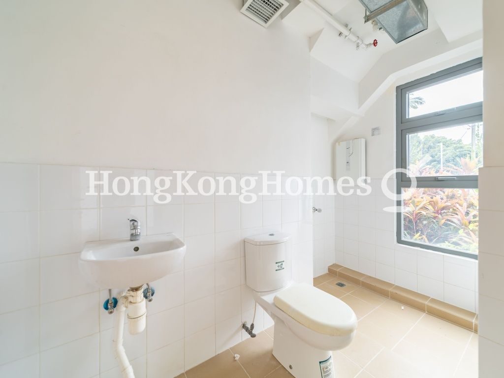 Guest Bathroom — 山景別墅，元朗