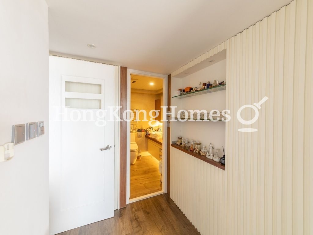 Walk-in Closet in Master Bedroom — 摩天大廈，北角半山
