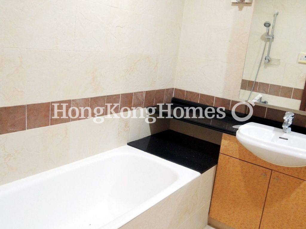 Guest Bathroom — 擎天半島 1座，尖沙咀