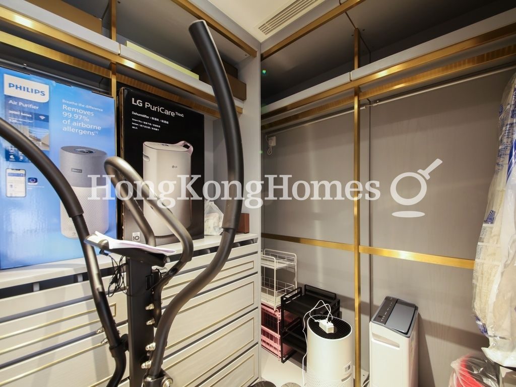 Walk-in Closet in Master Bedroom — 菽園新臺，跑馬地