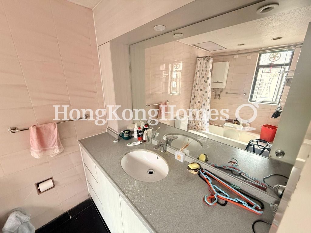 Guest Bathroom — 威豪閣，中半山