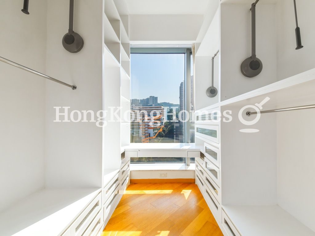 Walk-in Closet in Master Bedroom — 形品，北角