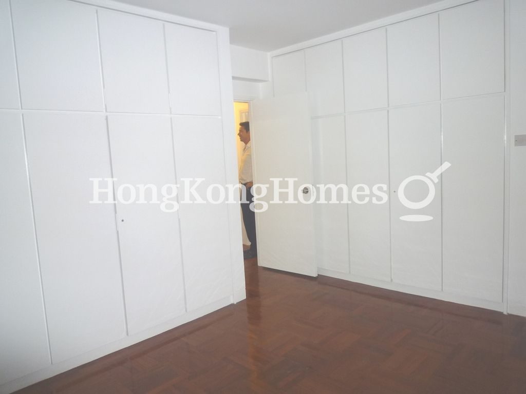 Built-in Wardrobe in Master Bedroom — 南灣花園 - B座，淺水灣