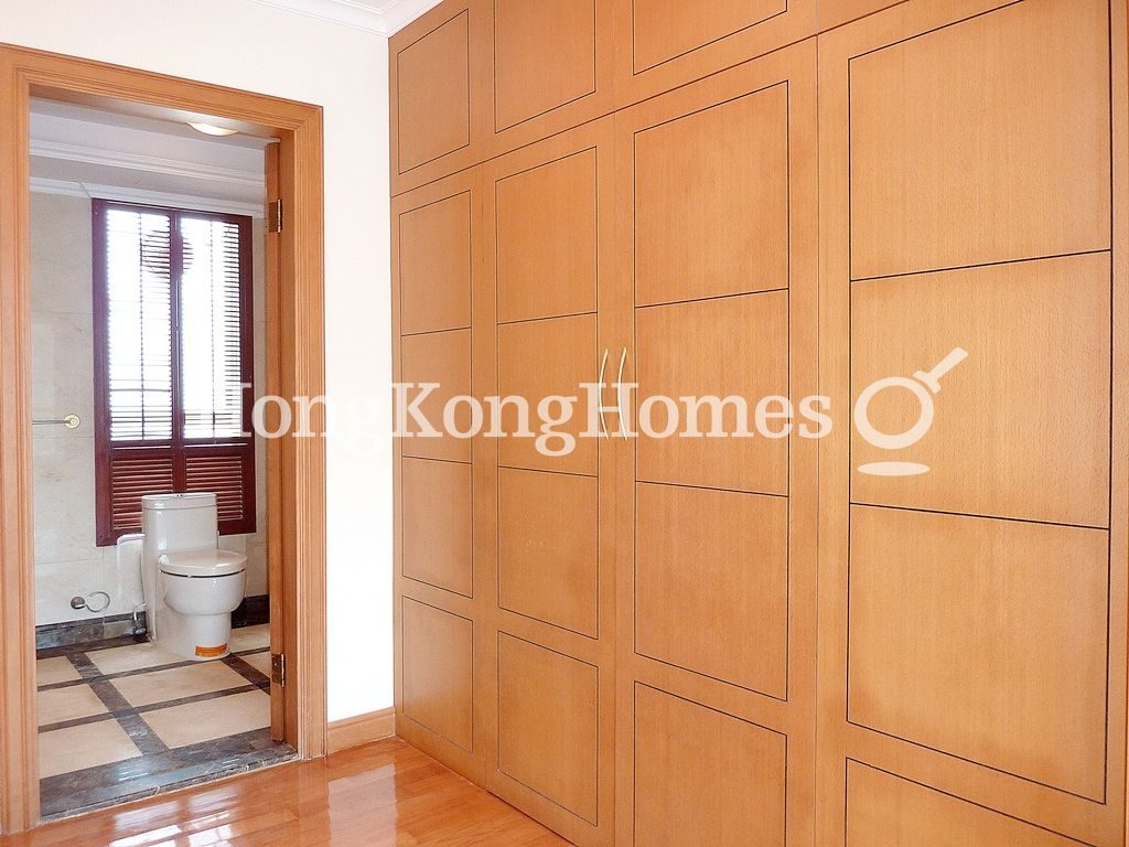 Built-in Wardrobe in Master Bedroom — 紅山半島 - 第04座，大潭