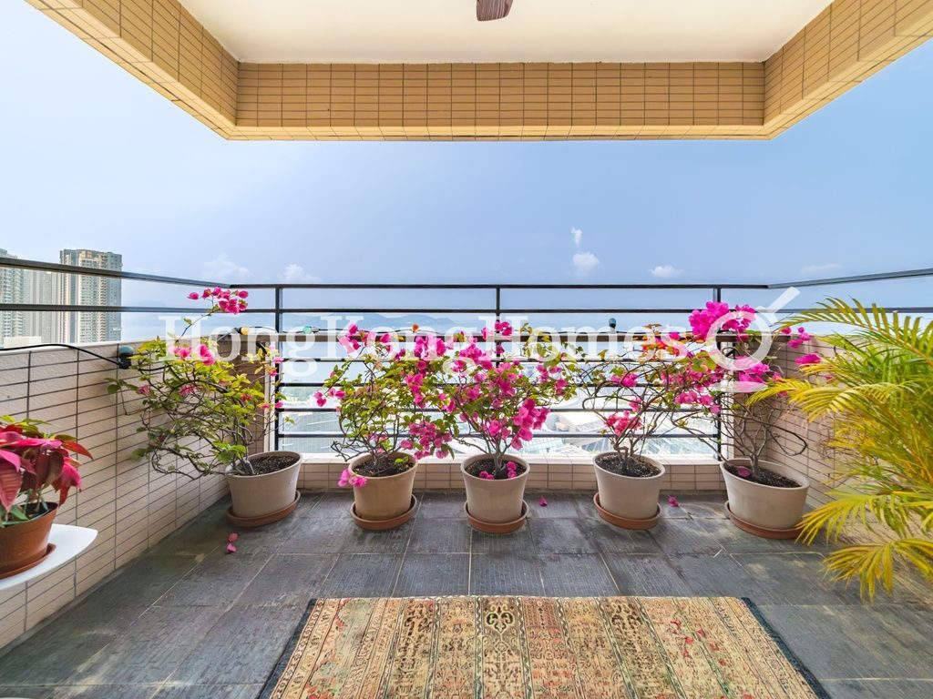 Balcony off Living and Dining Room — 碧瑤灣 - 第31座，薄扶林