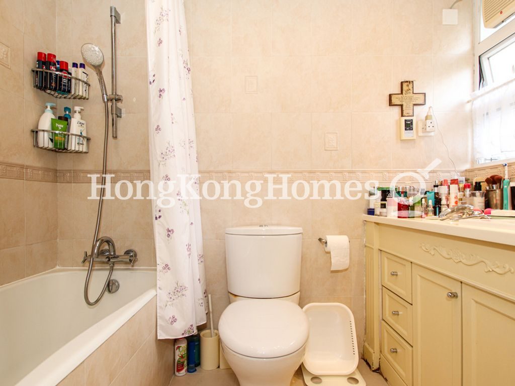 Master Bathroom — 賽西湖大廈 09座，北角半山