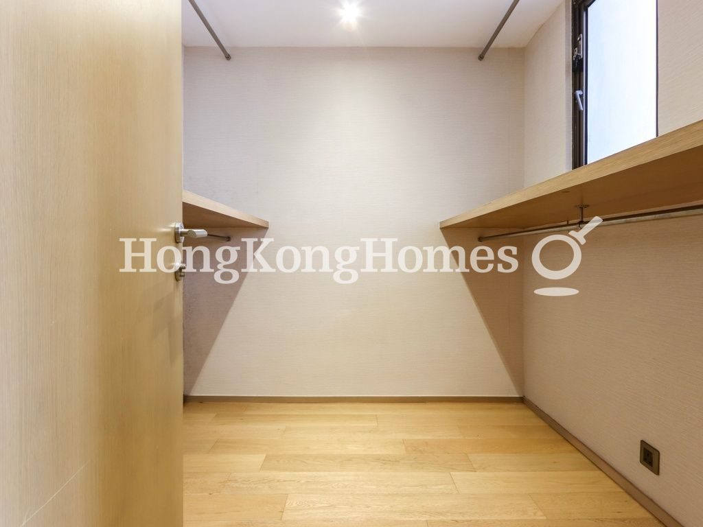 Walk-in Closet in Master Bedroom — 陽明山莊 14 座 摘星樓，淺水灣