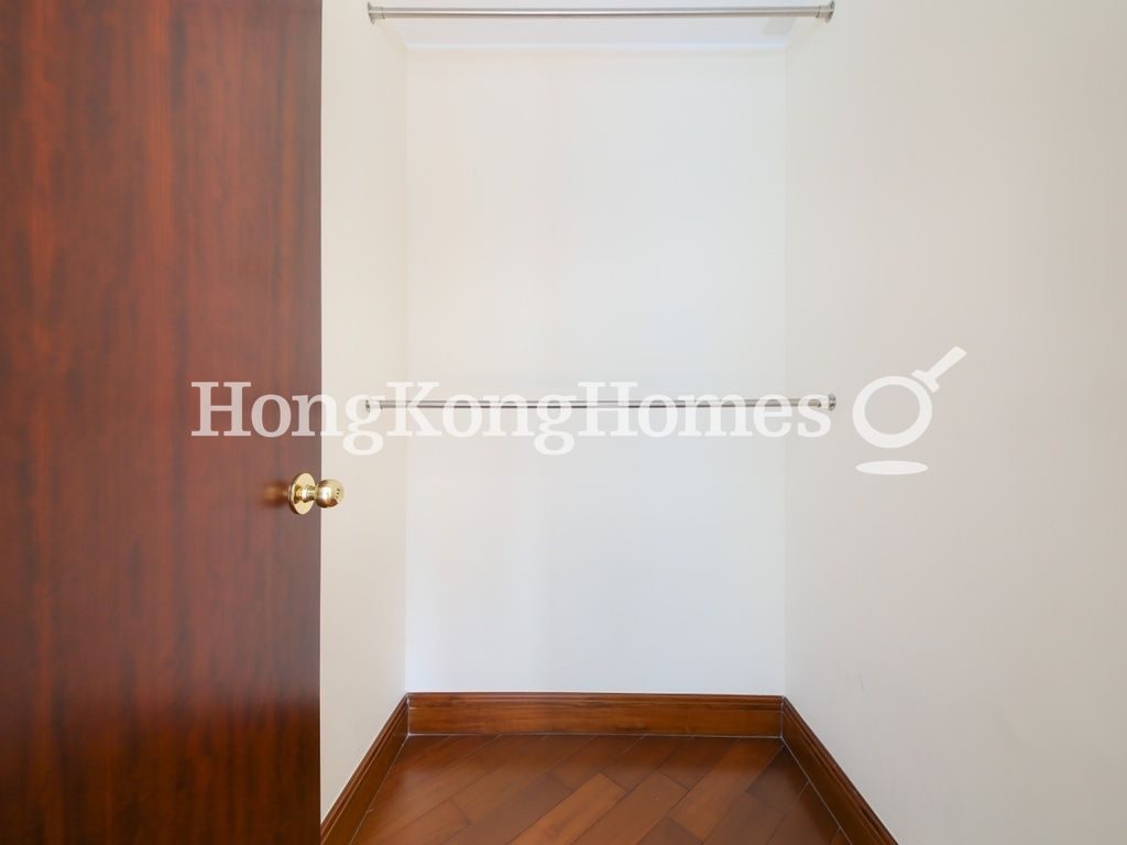 Walk-in Closet in Master Bedroom — Cluny Park，西半山