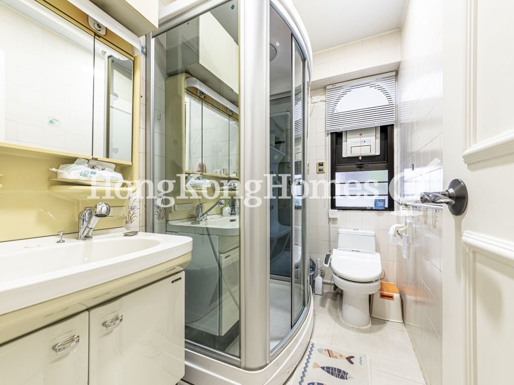 Guest Bathroom — 華峰樓，大坑