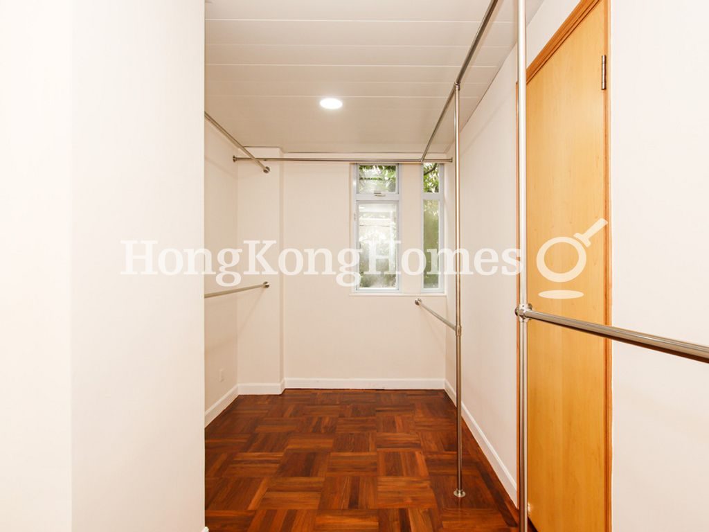 Walk-in Closet in Master Bedroom — Fontana Garden, Tai Hang