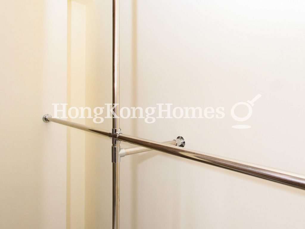 Walk-in Closet in Bedroom — 僑發大廈，西營盤