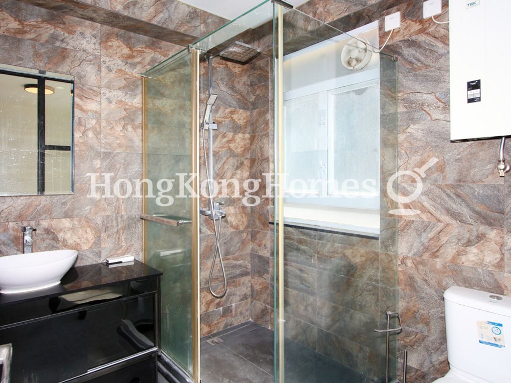 Ensuite Bathroom — 僑發大廈，西營盤