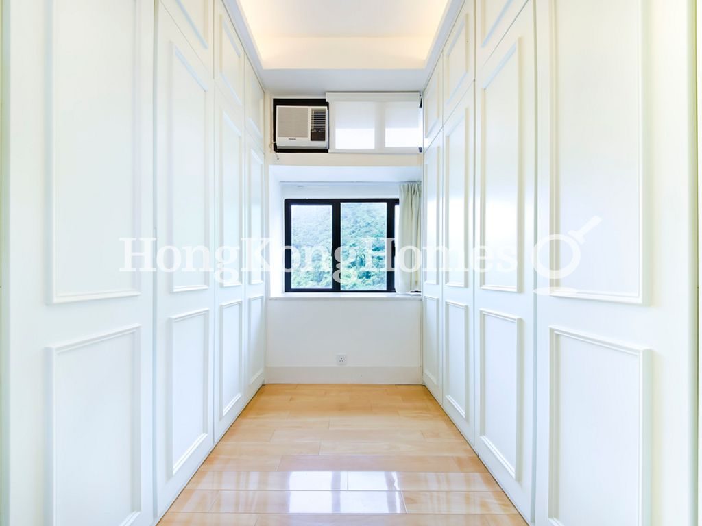 Walk-in Closet in Master Bedroom — 淺水灣道 37號 - 第01座，淺水灣