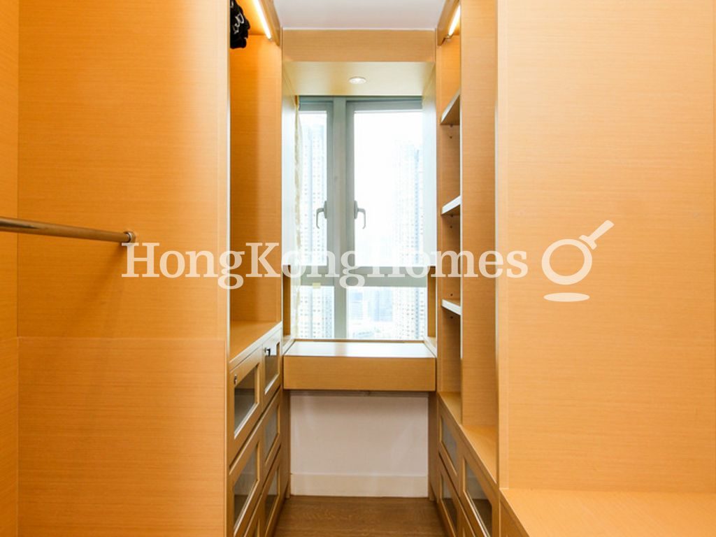 Walk-in Closet in Master Bedroom — 君臨天下 2座，尖沙咀