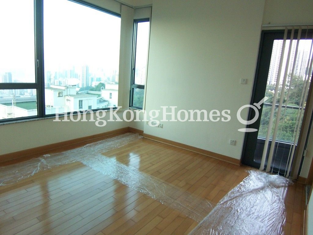 Master Bedroom w/ Balcony — 嘉崙臺，大坑