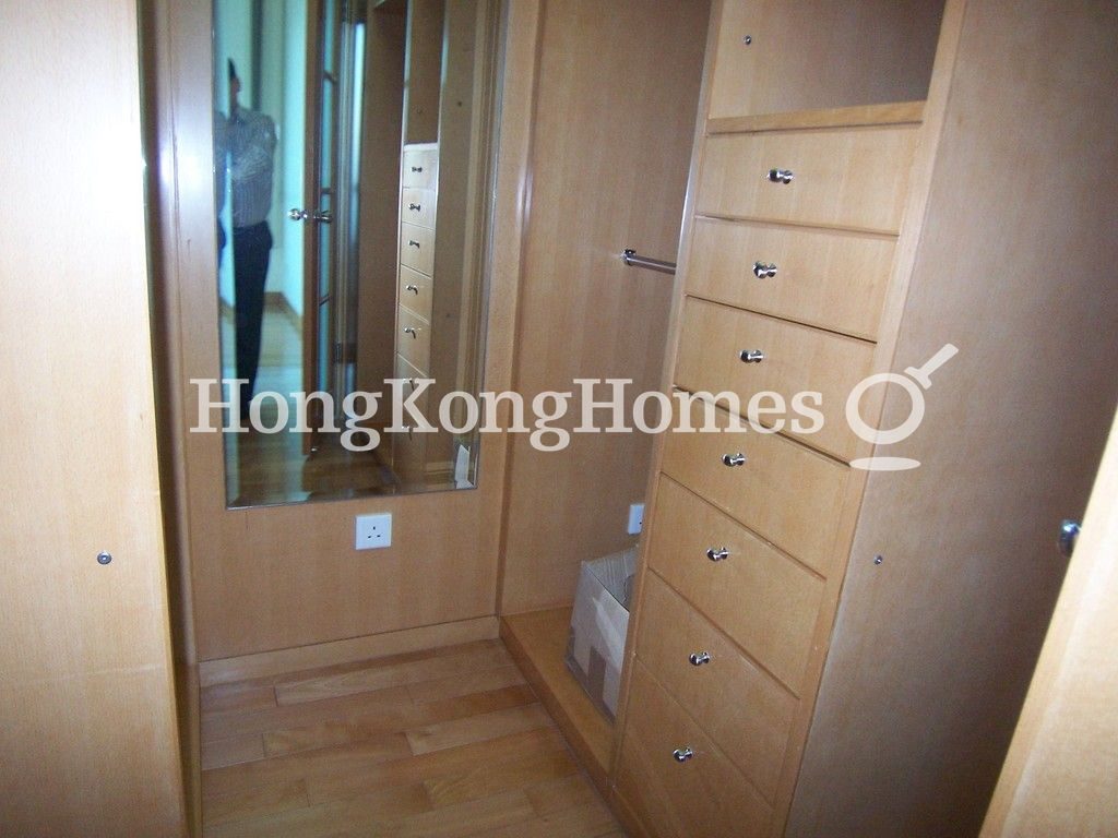 Built-in Wardrobe in Master Bedroom — 嘉崙臺，大坑