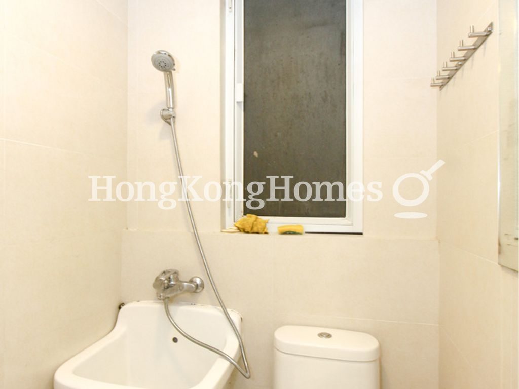Maid's Bathroom — 陽明山莊 04 座 山景園，淺水灣