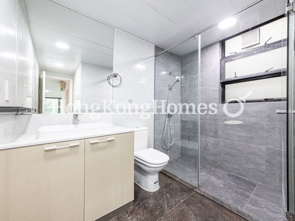 Guest Bathroom — 帝柏園 - 第03座，薄扶林