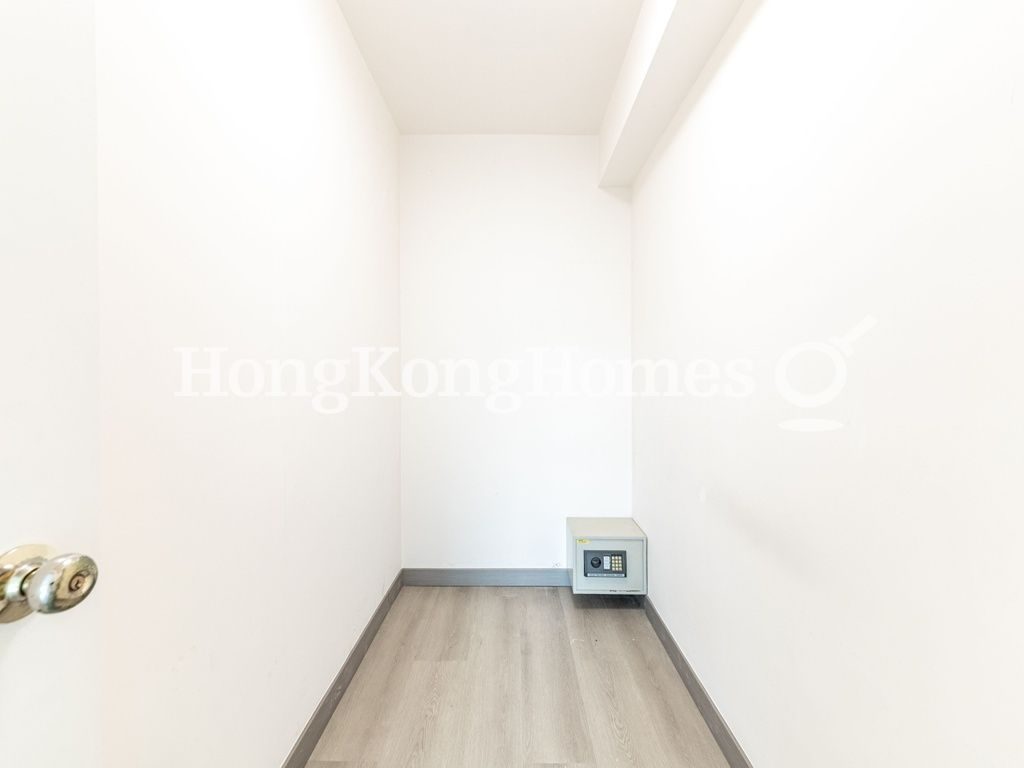 Walk-in Closet in Master Bedroom — 帝柏園 - 第03座，薄扶林