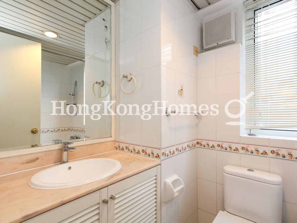 Guest Bathroom — 聚安樓，中半山