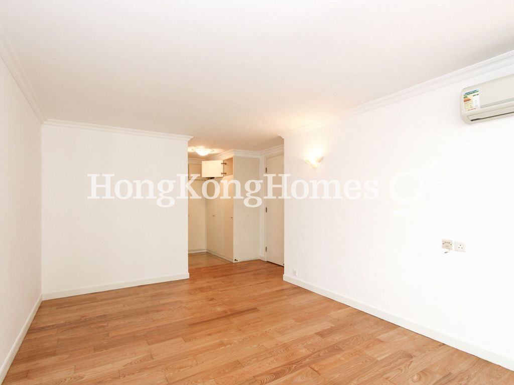 Built-in Wardrobe in Master Bedroom — 聚安樓，中半山