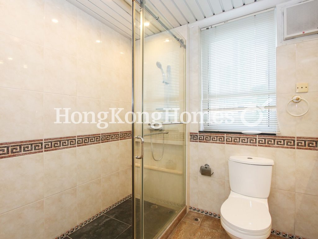 Master Bathroom — 聚安樓，中半山