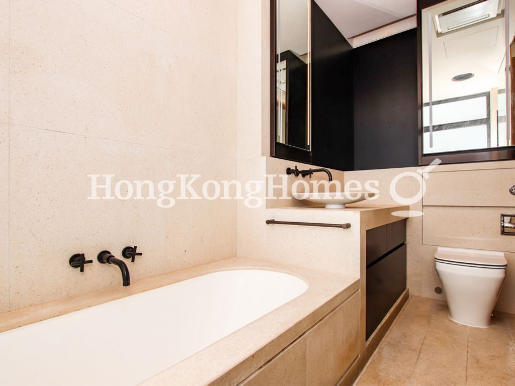 Master Bathroom — 柏傲山，北角