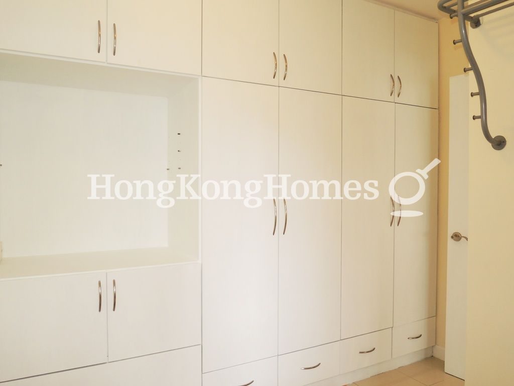 Built-in Wardrobe in Master Bedroom — 康怡花園 R座，太古城