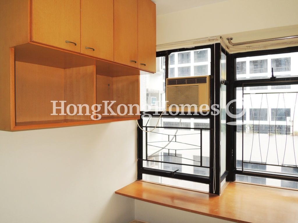 Built-in cabinet in Second Bedroom — 康怡花園 R座，太古城
