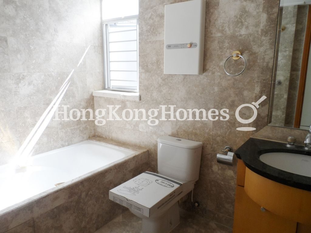 Guest Bathroom — 漾日居 - 第01座，尖沙咀