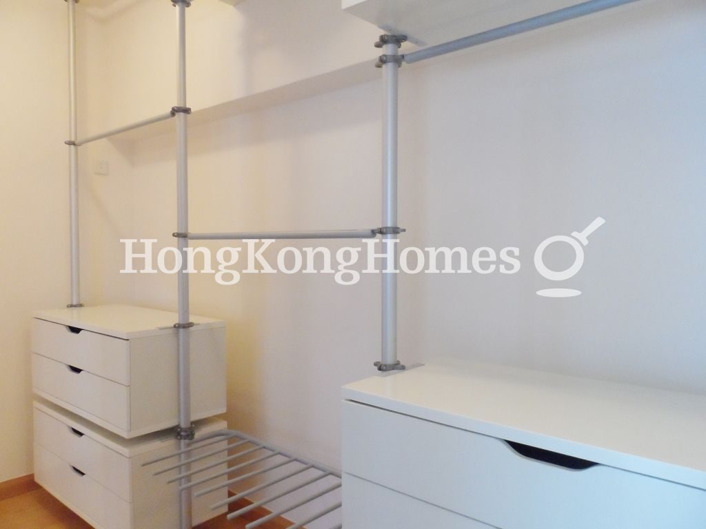 Walk-in Closet in Master Bedroom — 漾日居 - 第01座，尖沙咀