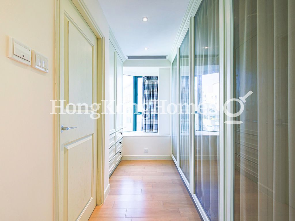 Walk-in Closet in Master Bedroom — 曉峰閣 - 第01座，中半山