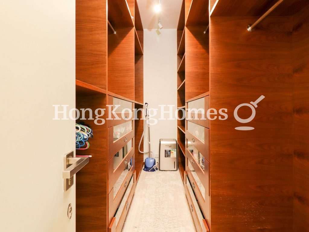 Walk-in Closet in Master Bedroom — 金栗街3號，薄扶林