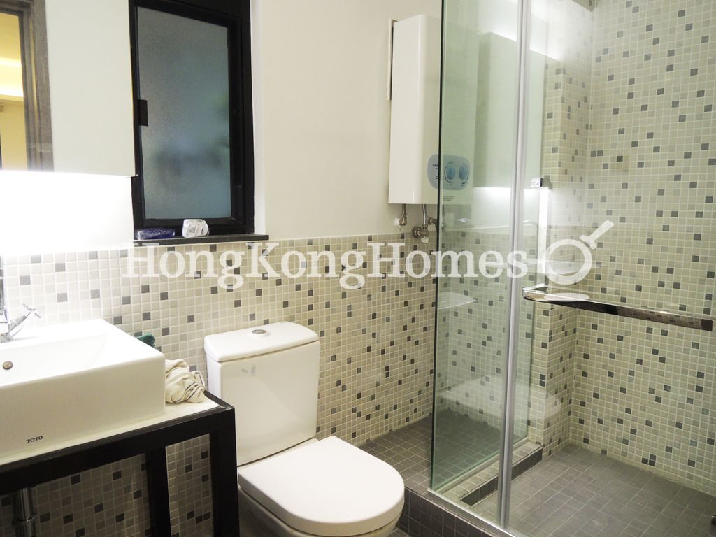 Guest Bathroom — 崇明閣，跑馬地