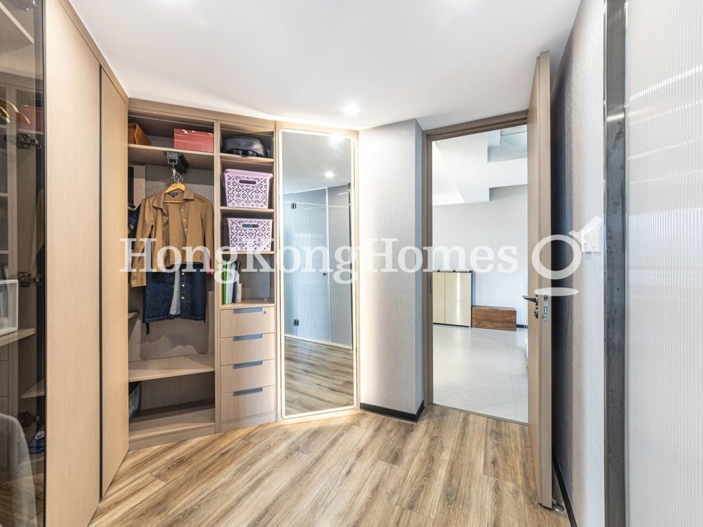 Walk In Closet in Master Bedroom — 爵士花園 2座，何文田窩打老道