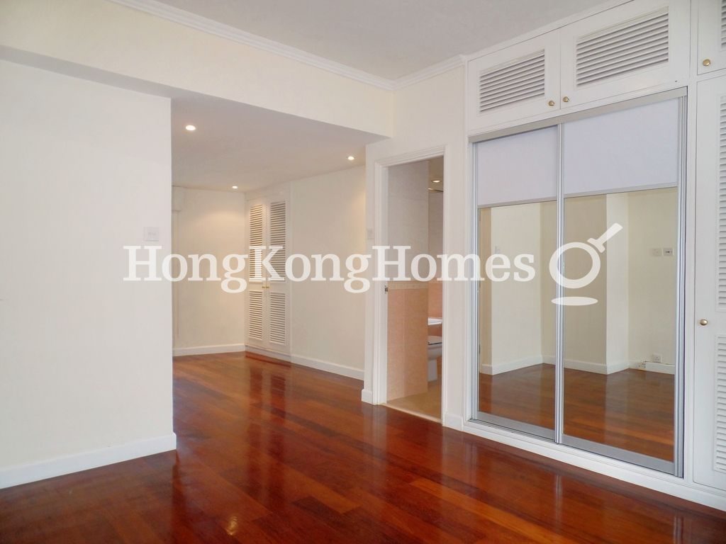 Built-in Wardrobe in Master Bedroom — Birchwood Place, Mid-levels Central